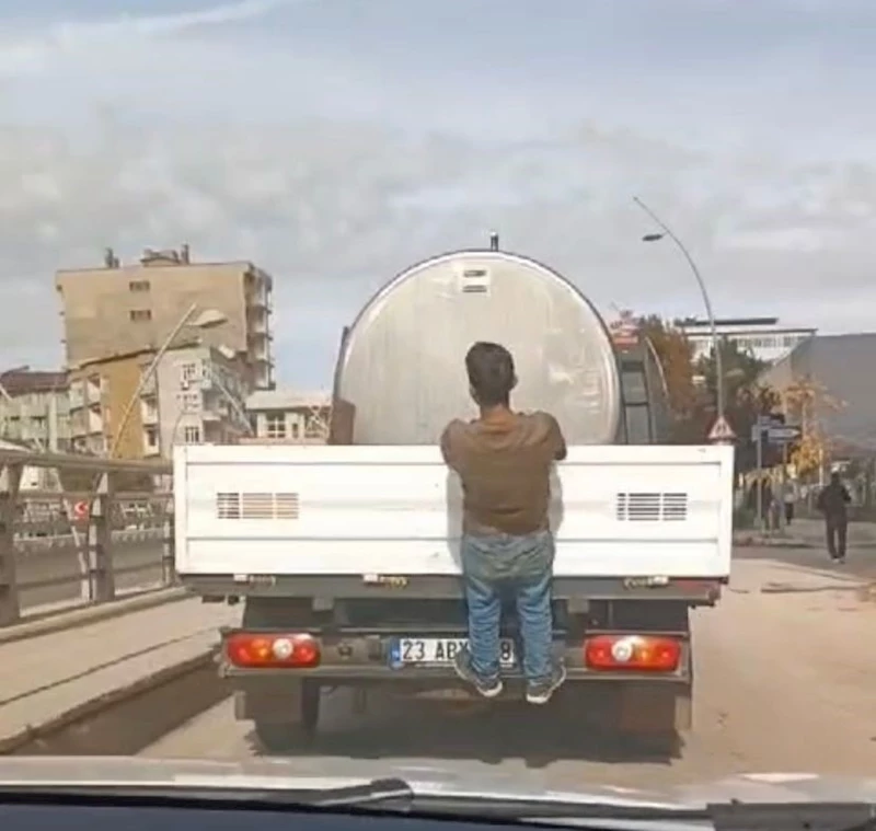 Elazığ’da çocukların pikap arkasında tehlikeli yolculuğu
