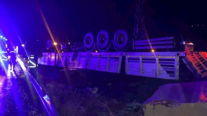 Elazığ’da tır ters döndü: 1 ölü
