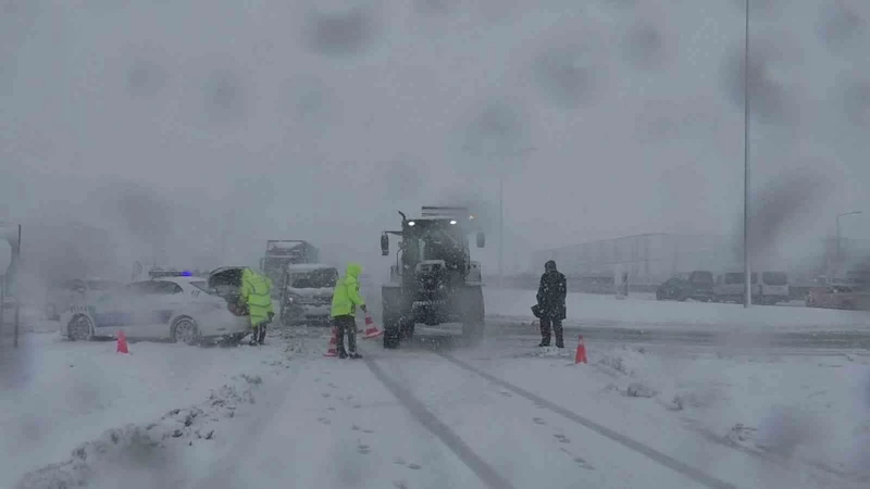 Erzurum’da ulaşıma kar engeli
