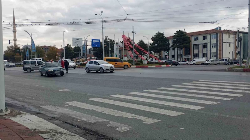 İki aracın karıştığı kazada maddi hasar meydana geldi
