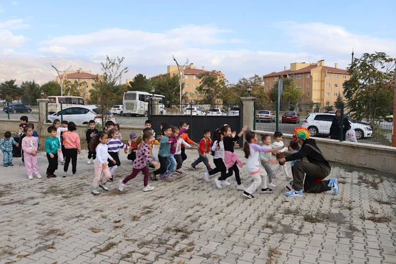 Anaokulu öğrencilerine palyaço sürprizi
