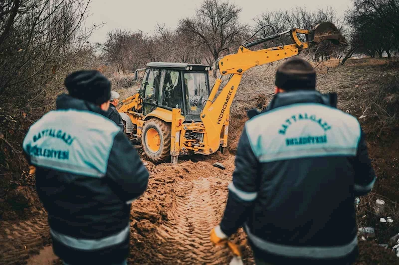 Belediye ekiplerinden Yenice Mahallesi’nde alt yapı ve stabilize çalışması
