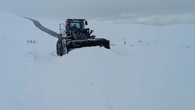 Hakkari’de yoğun kar yağışı: 6 köy ve 12 mezra yolu ulaşıma kapandı
