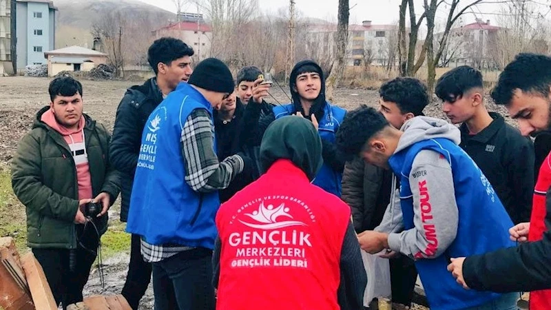 Gençler sokak hayvanları için doğaya mama ve yem bıraktı
