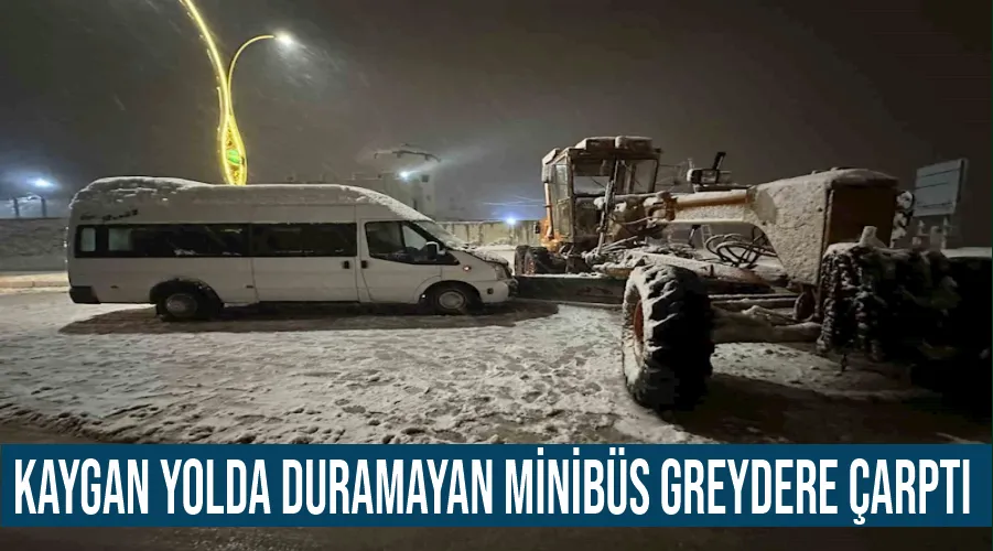 Kaygan yolda duramayan minibüs greydere çarptı