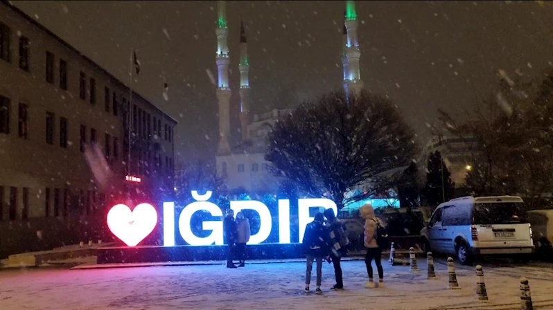 Iğdır merkeze mevsimin ilk karı yağdı
