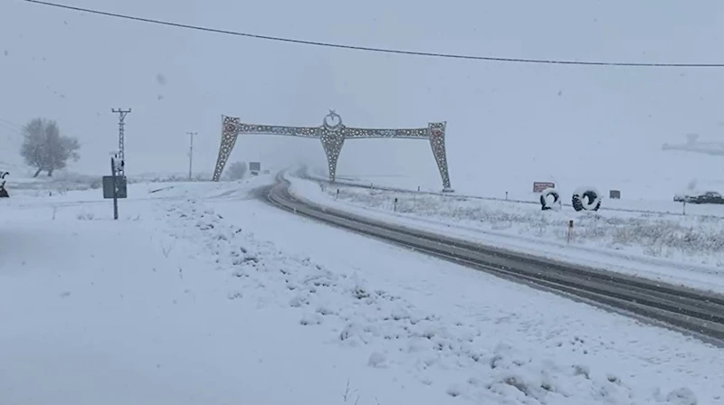 Karlıova’da beklenen kar yağdı, ilçe tamamen beyaza büründü
