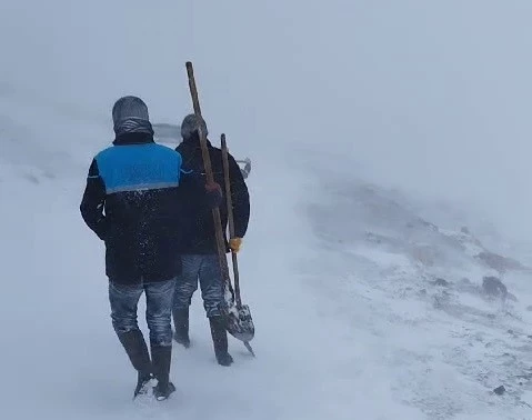 Soğuk ve fırtınalı havada ekiplerden hummalı çalışma
