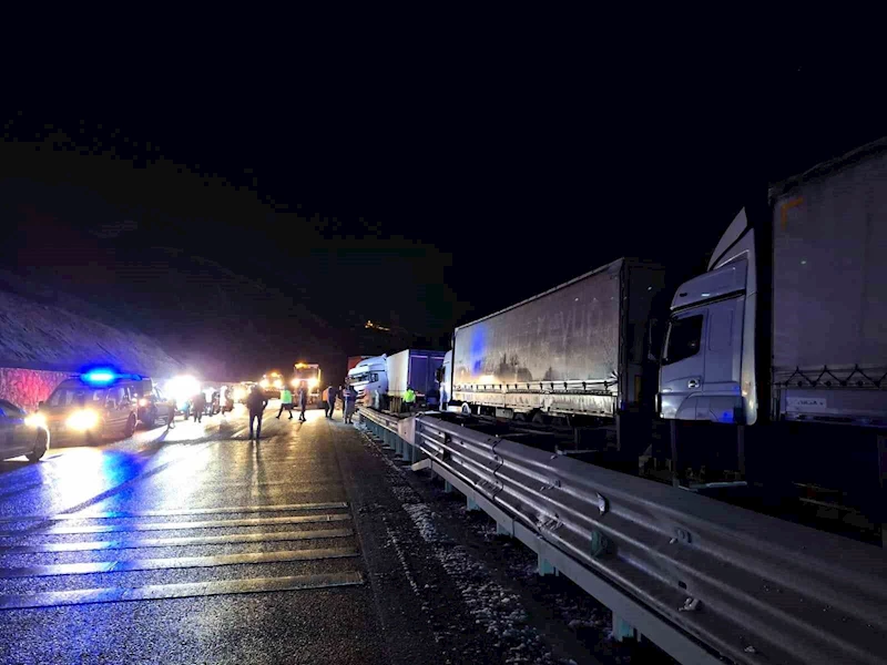 Buzlanma nedeniyle ulaşıma kapanan Erzurum - Erzincan kara yolu yeniden ulaşıma açıldı
