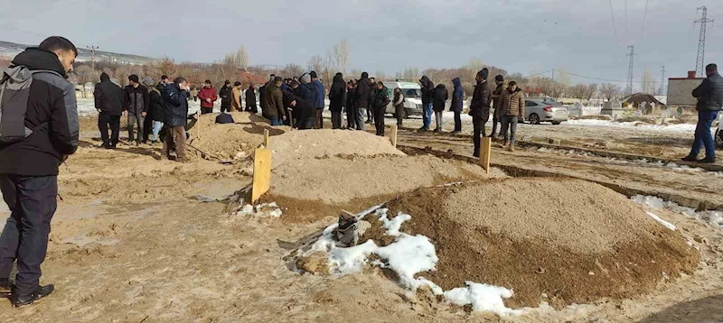 Ağrı’da yol açmaya giden iş makinasının devrilmesi sonucu hayatını kaybeden 4 kişi toprağa verildi
