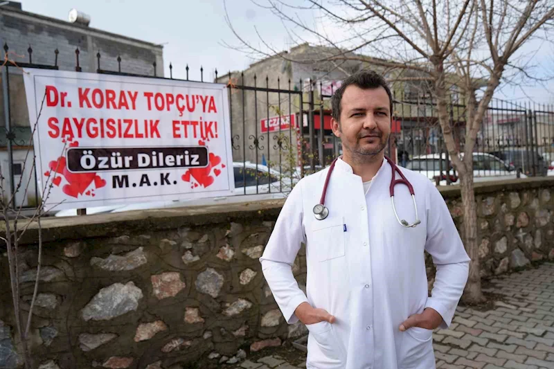 Tartıştıkları doktordan özür dilemek için pankart astılar
