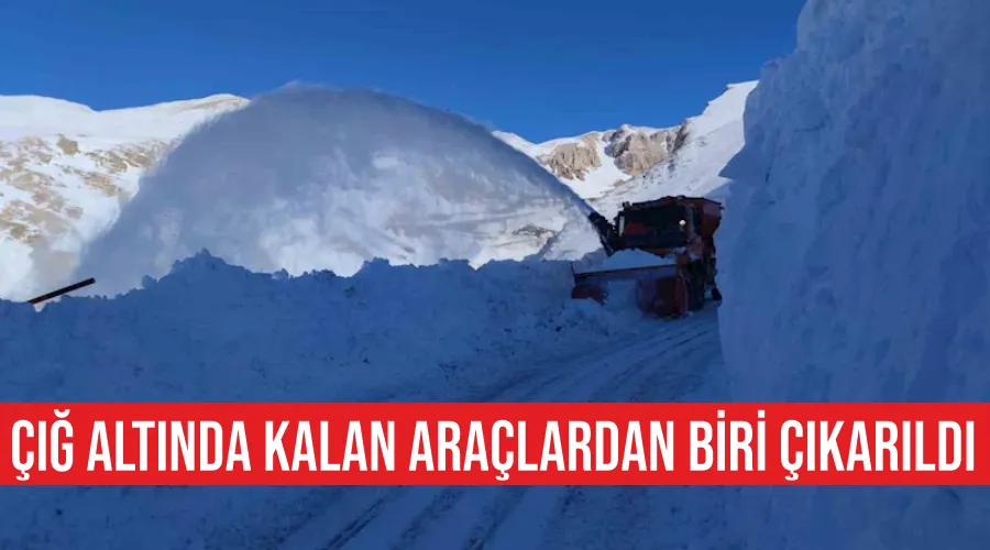 Çığ altında kalan araçlardan biri çıkarıldı