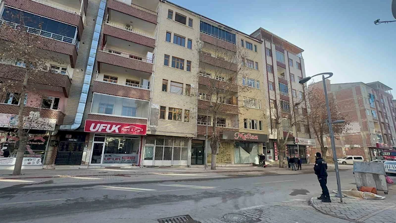 Malatya’da hasarlı iki binanın kolonlarındaki açılmalar korkuttu

