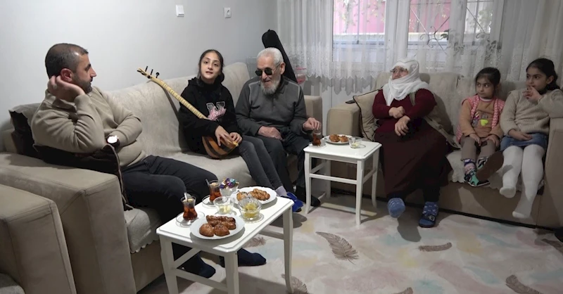 Âşık Veysel’den etkilenerek saz çalmaya başlayan görme engelli Âşık Ünver, sazı ile hayata tutundu
