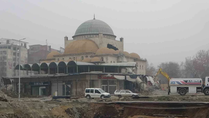 Malatya’nın sembol yapılarından Söğütlü Camii’nde yıkım başladı
