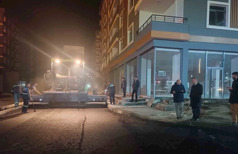 Aşkale’de gece yarısı asfalt dökümü
