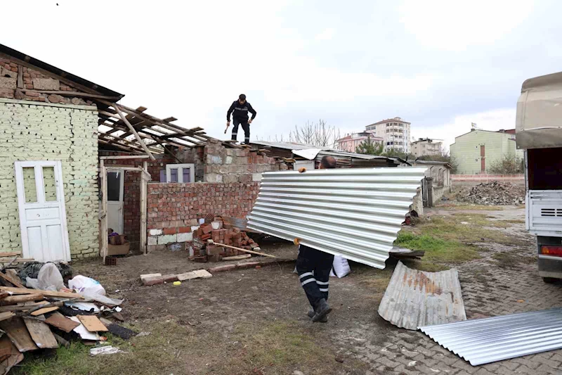 İHA’nın haberi ses getirdi: Barakada yaşayan ailenin yardımına Elazığ Belediyesi yetişti
