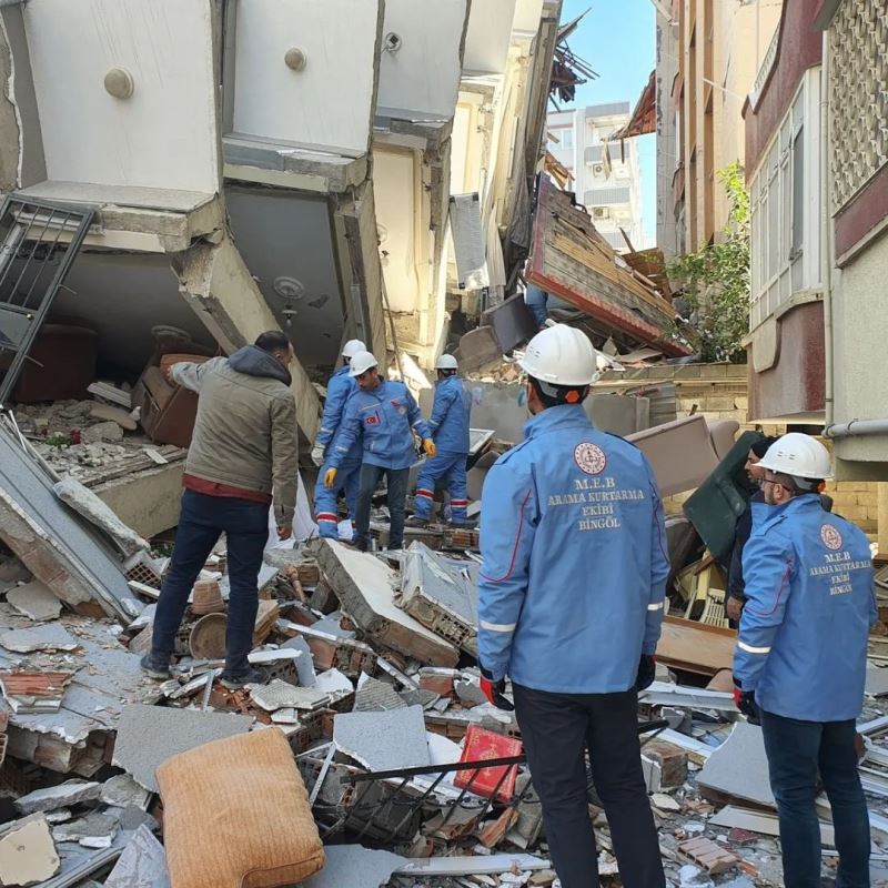 Bingöl’den deprem bölgesine 796 personel gönderildi
