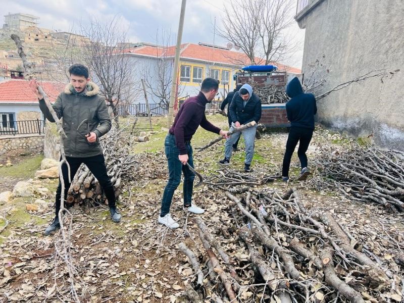 Mazıdağı’nda köylüler depremzedeler için kışlık odunlarını bölgeye gönderdi
