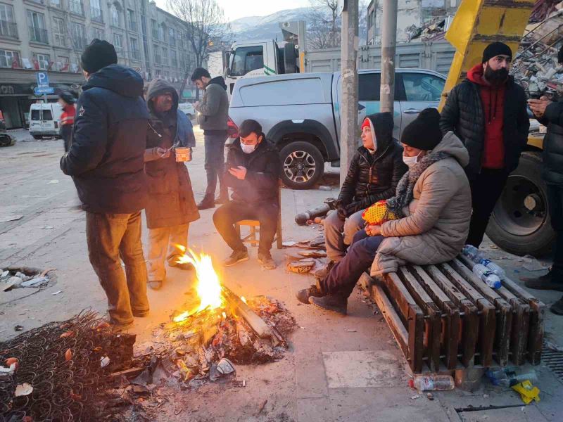 Bina çöktü kendini caddede buldu, kocası ve oğlunun kurtarılmasını bekliyor
