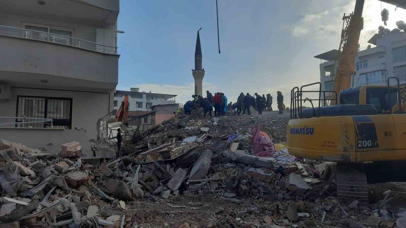 Depremde hasar gören ve tehlike arz eden minare ekipler tarafından yıkıldı
