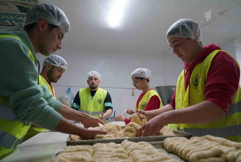 Öğrenciler depremzedeler için her gün 5 bin simit üretmeye başladı
