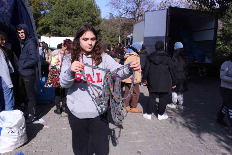 Depremzedelere yollanan bazı eşyalar çileden çıkardı
