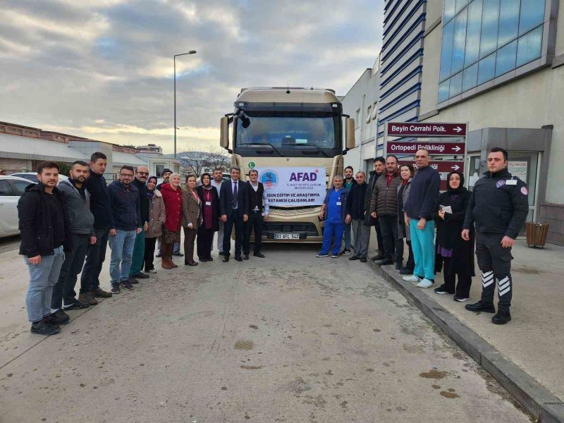 Hastaneden depremzedelere tıbbı malzeme ve gıda desteği
