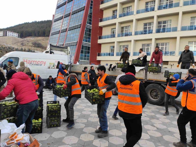 Selendili gönüllüler depremzedelerin içini ısıtıyor
