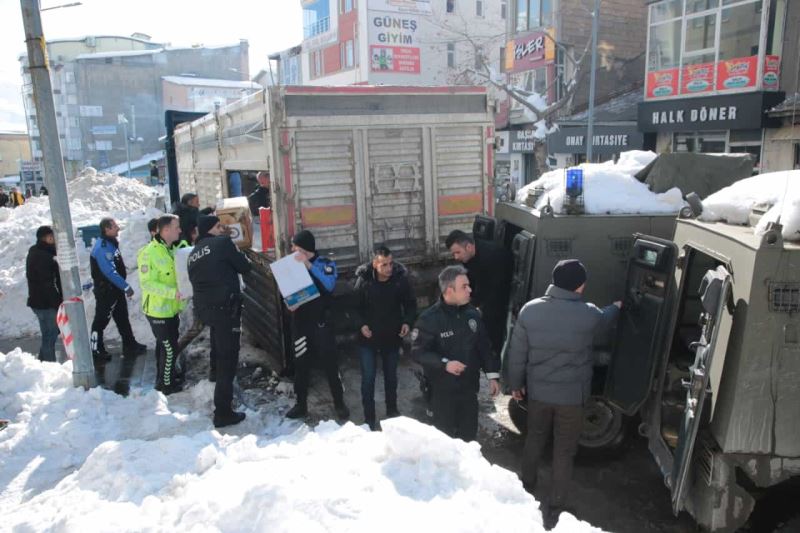 Hakkari polisi halkla tek yürek oldu
