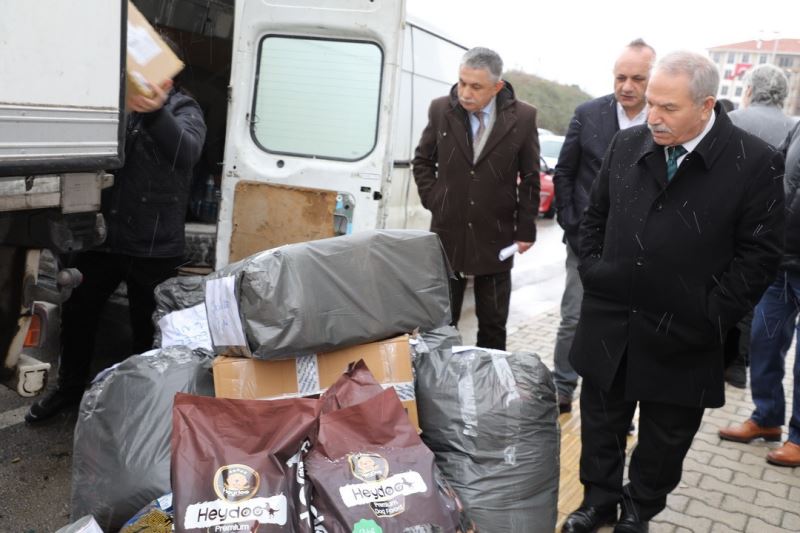 İlkadımlı kursiyerler depremzedeler için diktiler
