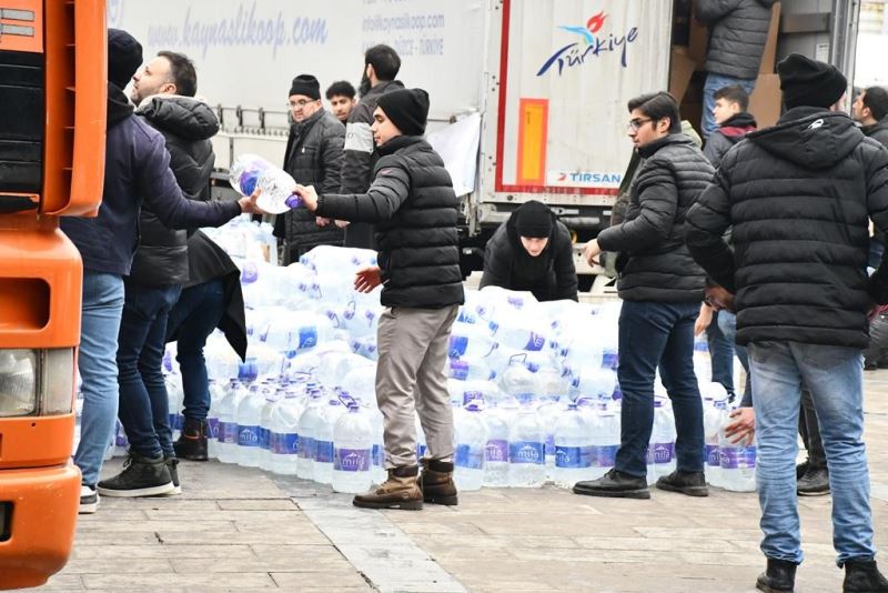 Kamyonlar dolusu su deprem bölgesine gidecek
