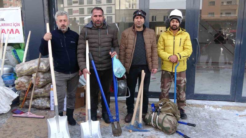 Hakkârili vatandaşlar ellerine kazma, kürek alıp deprem bölgesinin yolu tuttular
