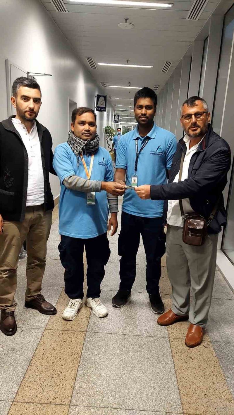 Umre’den dönen Trabzon kafilesine Cidde Havalimanı’nda duygulandıran bağış
