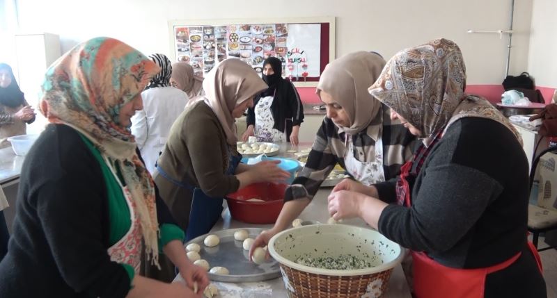 Muşlu kadınlar binlerce poğaça pişirerek deprem bölgesine gönderdi
