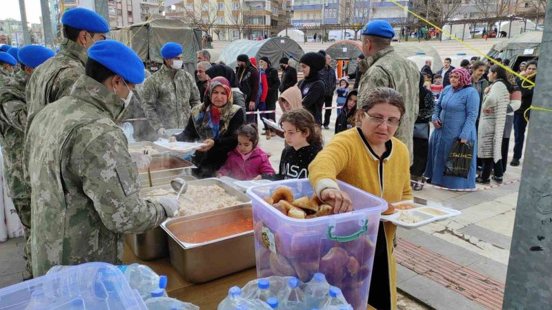 Mehmetçik’ten depremzedelere sıcak yemek ikramı
