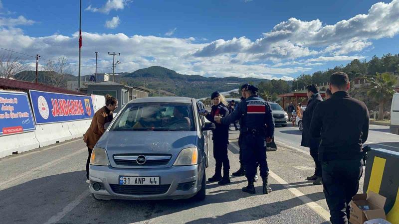 Jandarma ekipleri depremzedelere yiyecek ve içecek ikramı yapıyor
