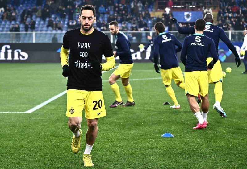 Hakan Çalhanoğlu, ’Türkiye için dua et’ yazılı tişörtle ısınmaya çıktı
