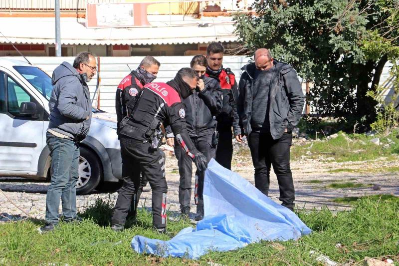 Antalya’da boş arazide erkek cesedi bulundu
