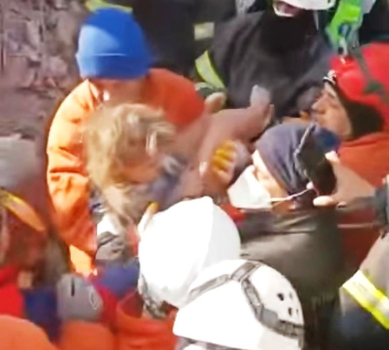 Simav İtfaiye Müdürlüğü ekibi 150 saat sonra 8 yaşındaki küçük kızı enkazdan sağ olarak çıkardı
