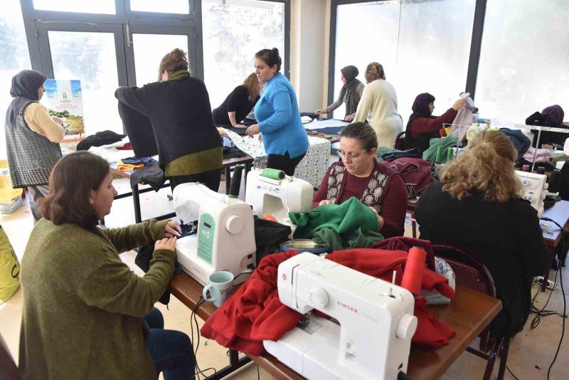 Kadınlar depremzedelere destek için dikiyorlar
