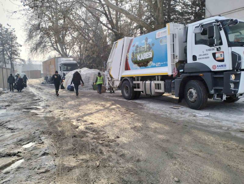 Karesi Belediyesi temizlik ekibi deprem bölgesinde
