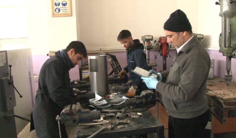 Meslek lisesinde depremzedeler için soba üretimi yapılıyor
