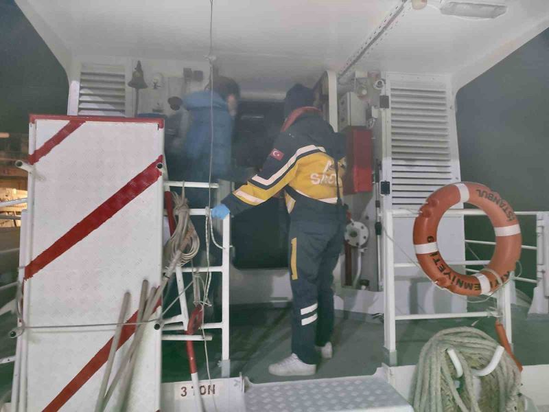 Çanakkale Boğazı’nda gemide rahatsızlanan personel Kıyı Emniyeti ekiplerince tahliye edildi
