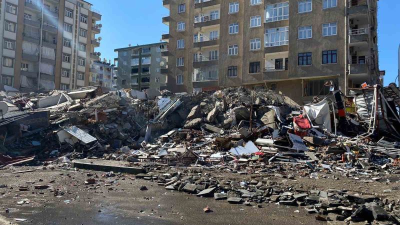 Çökme tehlikesi olan apartman yıkıldı
