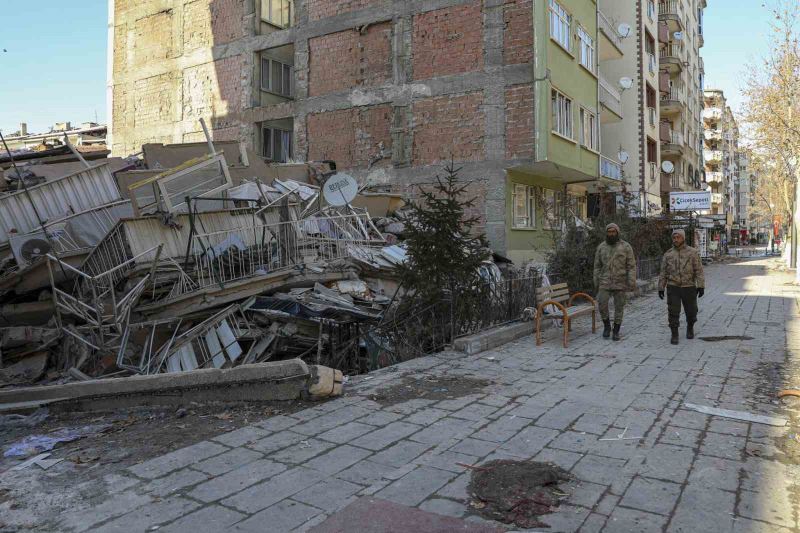 Vanlı güvenlik korucuları deprem bölgesinde nöbette
