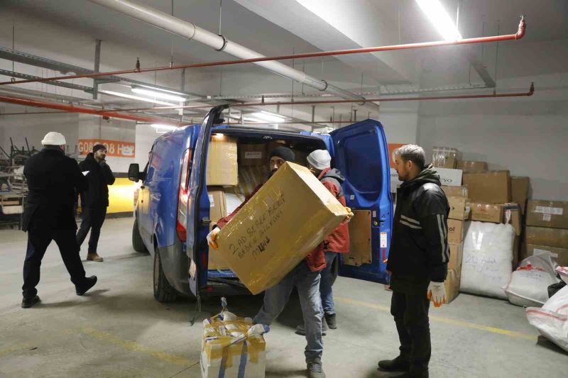 Depremzedeler için seferber olan Esenlerliler yardıma devam ediyor
