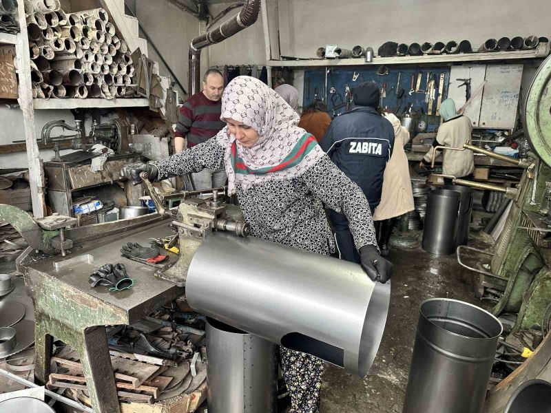 Ev hanımları depremzedeler için tezgahın başına geçti
