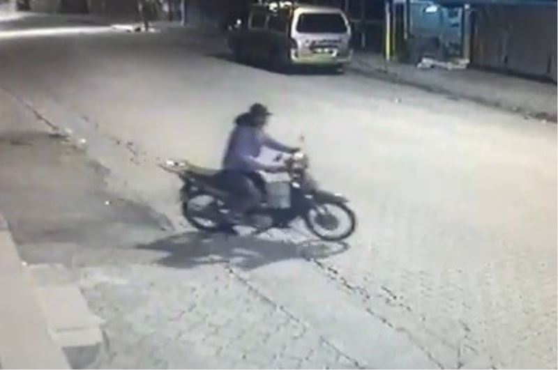Motosiklet hırsızı önce kameraya sonra polise yakalandı
