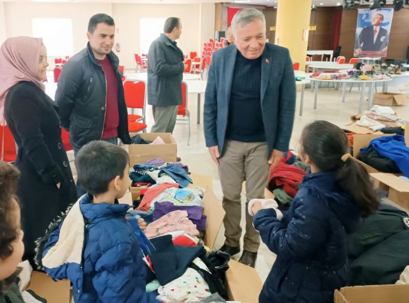 Honaz 17 yardım aracıyla deprem bölgesindeki yaraları sarıyor
